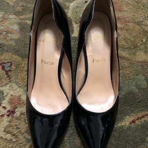 $418 LOUBOUTIN  HOT CHIC PATENT HEELS